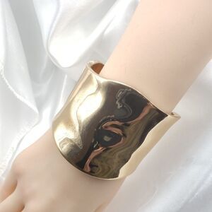 Brand New Top Fashion Plain Gold Bracelet